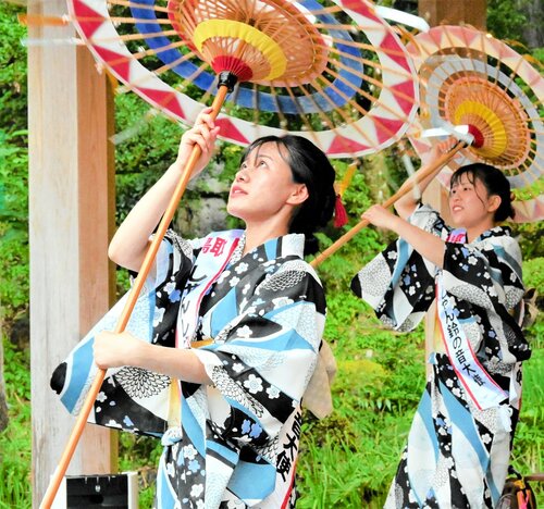傘踊りを披露し、成功を祈願する鳥取しゃんしゃん鈴の音大使