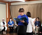 朗読劇を披露する岡田さん（中央）＝１０日、鳥取市福部町湯山の鳥取砂丘ビジターセンター