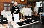 和柄のデザインを取り入れたニットやＴシャツなどを販売する「白狐屋」を開店させた小倉さん