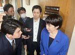 　自民党本部で記者団の取材に応じる高市前経済安保相＝１４日午後