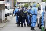 　遺体が見つかった住宅付近に集まる神奈川県警の捜査員ら＝２日、川崎市川崎区