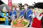 境漁港で水揚げされた松葉ガニとベニズワイガニを妖怪神社に奉納する関係者たち＝１５日、境港市大正町