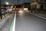 　小学生の男児４人が車にひき逃げされたとみられる現場＝１４日午後７時１６分、埼玉県三郷市