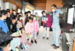 皆生温泉ＯＵランドの薪ボイラーを見学する子どもたち