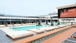 プールも完備　１５階のメインプール。船内には長旅を飽きさせないスポットがたくさんある