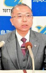 会見で抱負を語る青山本部長＝２日、鳥取県警本部
