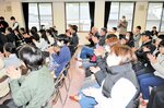 温かい拍手　小中学生たちが熱心に発表。それぞれの成果に拍手が送られた▶
