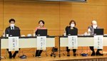ヤングケアラーの相談事例を交え支援の在り方を話すシンポジストら＝２５日、鳥取市伏野の鳥取県立福祉人材研修センター