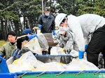 町内各地から集まったごみを分別する参加者＝２１日、新温泉町の浜坂県民サンビーチ