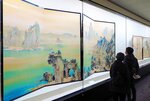 「瑞祥」（左）など縁起の良い作品の数々が並ぶ展示室