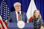 　来日し、記者会見する米国のジョージ・グラス新駐日大使＝１８日午後、羽田空港