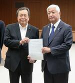 　中谷防衛相（右）に提言書を手渡す「安全保障から考える未確認異常現象解明議員連盟」の浜田靖一会長＝１６日午後、防衛省