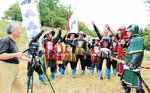 「天下の小代合戦」を撮影する森本さん（左）＝２０１９年１０月２６日、兵庫県香美町小代区新屋