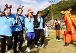 笑顔でゴールするランナーたち＝１９日、鳥取市東町２丁目の久松小