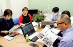 販路や価格設定などの相談を受ける３機関の担当者ら＝鳥取市末広温泉町の日本政策金融公庫鳥取支店