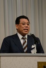 「地元との共生を大切にしたい」とあいさつする冨田社長＝２７日、鳥取市永楽温泉町のホテルモナーク鳥取