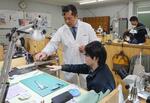 　近江時計眼鏡宝飾専門学校で学生を指導する染矢泰輔さん＝大津市