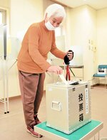 期日前投票を行う有権者＝２３日、香美町役場