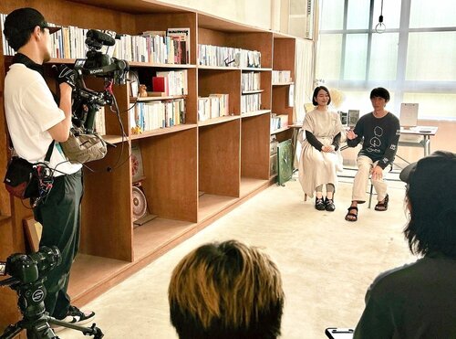 インタビューを受ける柴田さん（右）と三宅さん＝２７日、湯梨浜町松崎のジグ・シアター