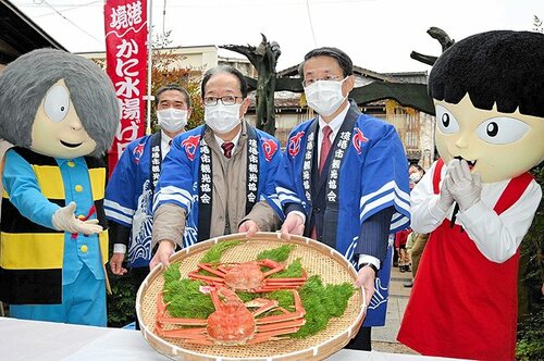 境漁港で水揚げされた松葉ガニとベニズワイガニを妖怪神社に奉納する関係者たち＝１５日、境港市大正町