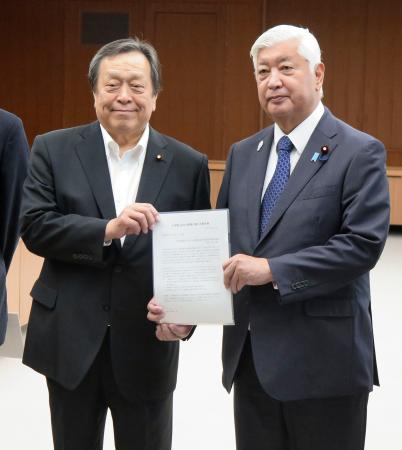 　中谷防衛相（右）に提言書を手渡す「安全保障から考える未確認異常現象解明議員連盟」の浜田靖一会長＝１６日午後、防衛省