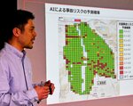 ＡＩを活用した事故リスクの分析方法について説明する桑野教授＝３月２７日、鳥取市天神町の鳥取トヨタ自動車