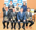 但馬産業大賞を受賞した企業代表者ら＝７日、豊岡市幸町の県豊岡総合庁舎