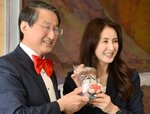 ２年ぶり２度目の来県を喜ぶ金さん（右）と平井知事＝８日、鳥取県庁