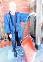 西村さん考案のスノーダンプカー＝新温泉町湯