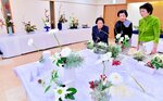 季節の花々を使った作品が並ぶ会場