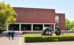 芸術の森公園内にある山梨県立美術館。コロナ禍前は県外客が来館者の過半数を占めた。特別展より常設展の方が来館者数は多い