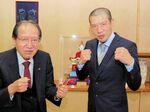 石田耕太郞後援会長（左）に現役引退を報告した西谷和宏＝２０２２年３月18日、倉吉市