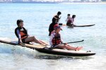 笑顔で海遊びを満喫する子どもたち