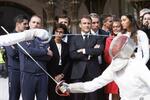 　フェンシングのデモンストレーションを見守るフランスのマクロン大統領（後方中央）＝１５日、パリ（ロイター＝共同）