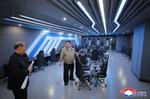 　平壌の和盛地区で建設中のニュータウンを訪れた北朝鮮の金正恩朝鮮労働党総書記（右）＝３日（朝鮮中央通信＝共同）