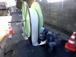 　熱を加えると固まる樹脂シートを、マンホールから下水道管の中に引き込む「パルテムＳＺ工法」による工事
