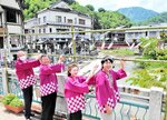 温泉橋の歩道に取り付けた癒やしの風鈴＝１８日、新温泉町湯の湯村温泉街
