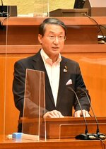 改選後初の県議会定例会で、県の再興に向けた決意を述べる平井知事＝９日、議場