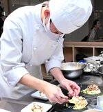 食材を丁寧に盛り付ける出場者