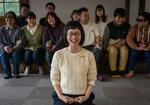 　笑顔が弾ける田中輝美と学生たち＝２０２５年３月、島根県浜田市（撮影・今里彰利）