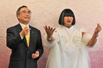 深沢市長（左）に表敬訪問した秋山さん＝４日、鳥取市役所