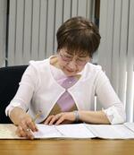 　原爆死没者名簿に記帳する被爆２世の森田孝子さん＝３日午前、長崎市