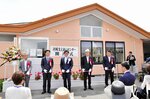 開所を祝ってテープカットする関係者