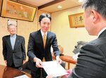 竹口町長（右）に要望書を提出した山根会長（中央）＝３０日、大山町役場本庁舎