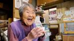 　映画の一場面で、自宅で熱いお茶を飲む石井哲代さん（（Ｃ）「１０４歳、哲代さんのひとり暮らし」製作委員会）