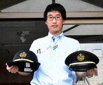 智頭急行の制帽のチロリアン帽と官帽（左から）＝２０日、智頭町智頭の智頭急行智頭駅