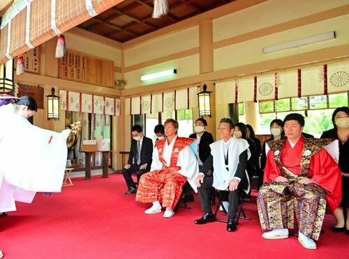 生國魂神社で座長就任奉告祭に臨む