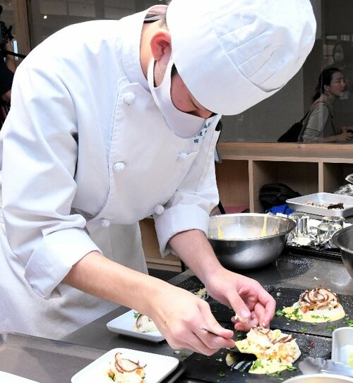 食材を丁寧に盛り付ける出場者
