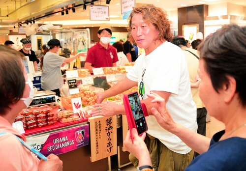 鳥取県の商品を来店客に売り込む岡野さん（中央）