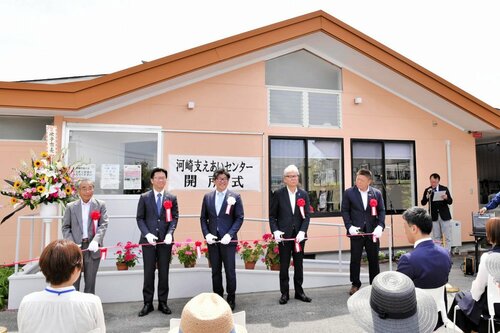 開所を祝ってテープカットする関係者